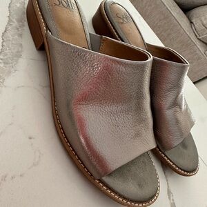 Sofft Women's Metallic Silver Mules